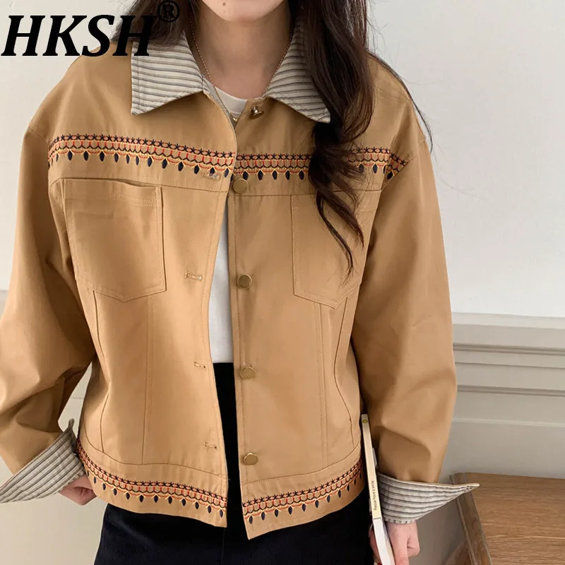 HKSH ربيع الخريف جديد سترة نسائية مطرزة مخطط بدوره إلى أسفل طوق واحدة الصدر جيوب الرجعية شيك معطف قصير HK14378