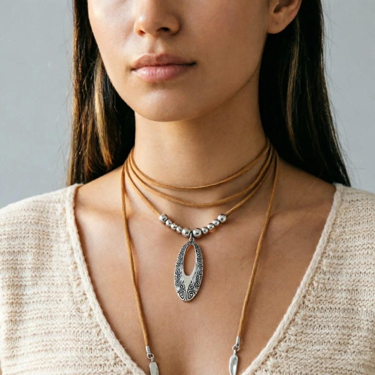 Ethnische Tribal-Halskette in Antiksilber-Optik mit Spiralmuster, Hohlem Oval-Anhänger und Braunem Lederband für Damen, Vintage Choker-Schmuck – Detail 18