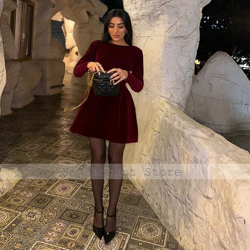 Imagen 2 del producto Vestidos de cóctel de terciopelo burdeos personalizados para mujer, vestido de vacaciones de manga larga con cuello barco, Mini vestidos de cena elegantes de línea A cortos