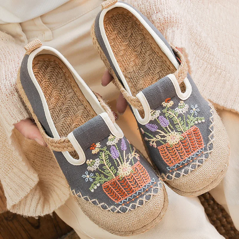 Female Embroidered Shoes Ethnic Style New Shallow Mouth Round Head Flats Floral Lightweight Non-slip Casual Slip on Loafers