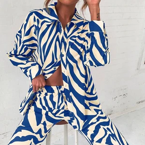 مجموعة السراويل المطبوعة بأكمام طويلة من القماش الكامل العصري 2022 قميص خارج الكتف عبر الحدود الإصدار الساخن أفضل 12 مجموعة اجتماعية من السراويل والبلوزات للمبيعات - رقم 2