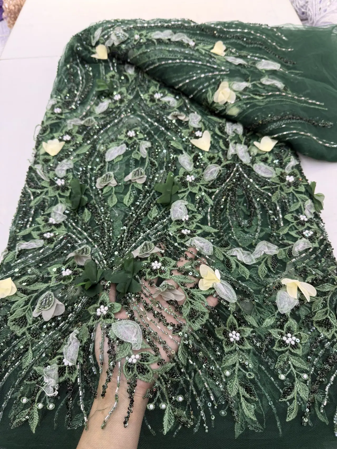 Tessuto di pizzo con perline fatto a mano africano con ricamo floreale 3D 2025 Tessuti di pizzo netto con paillettes francesi nigeriane per abito da sera