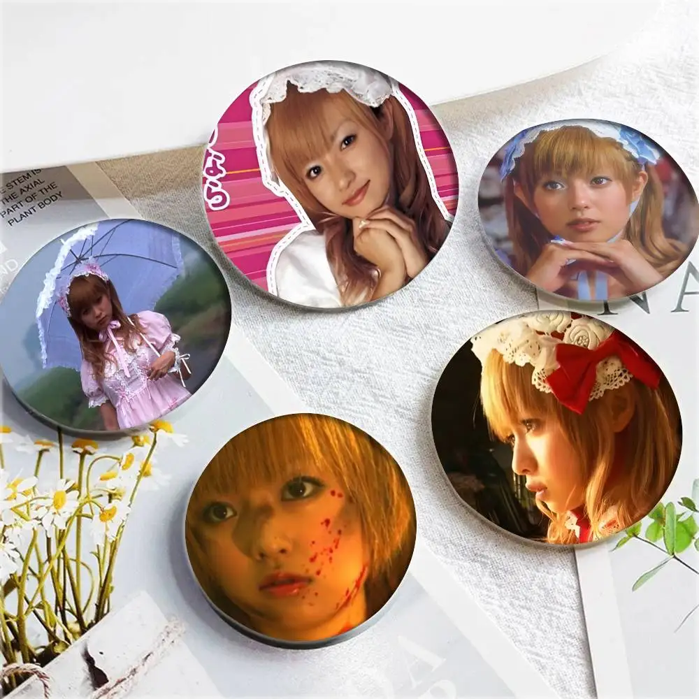 Kamikaze الفتيات موموكو شارات أنيمي شارة ليزر مستديرة الكرتون بروش الملابس على ظهره اكسسوارات التلبيب #2