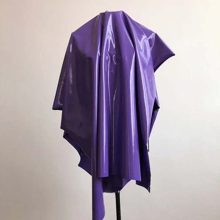 Viola lucido lucido morbido vinile tessuto in pelle verniciata tessuto elastico in PVC materiale per tappezzeria abito 145CM di larghezza venduto al