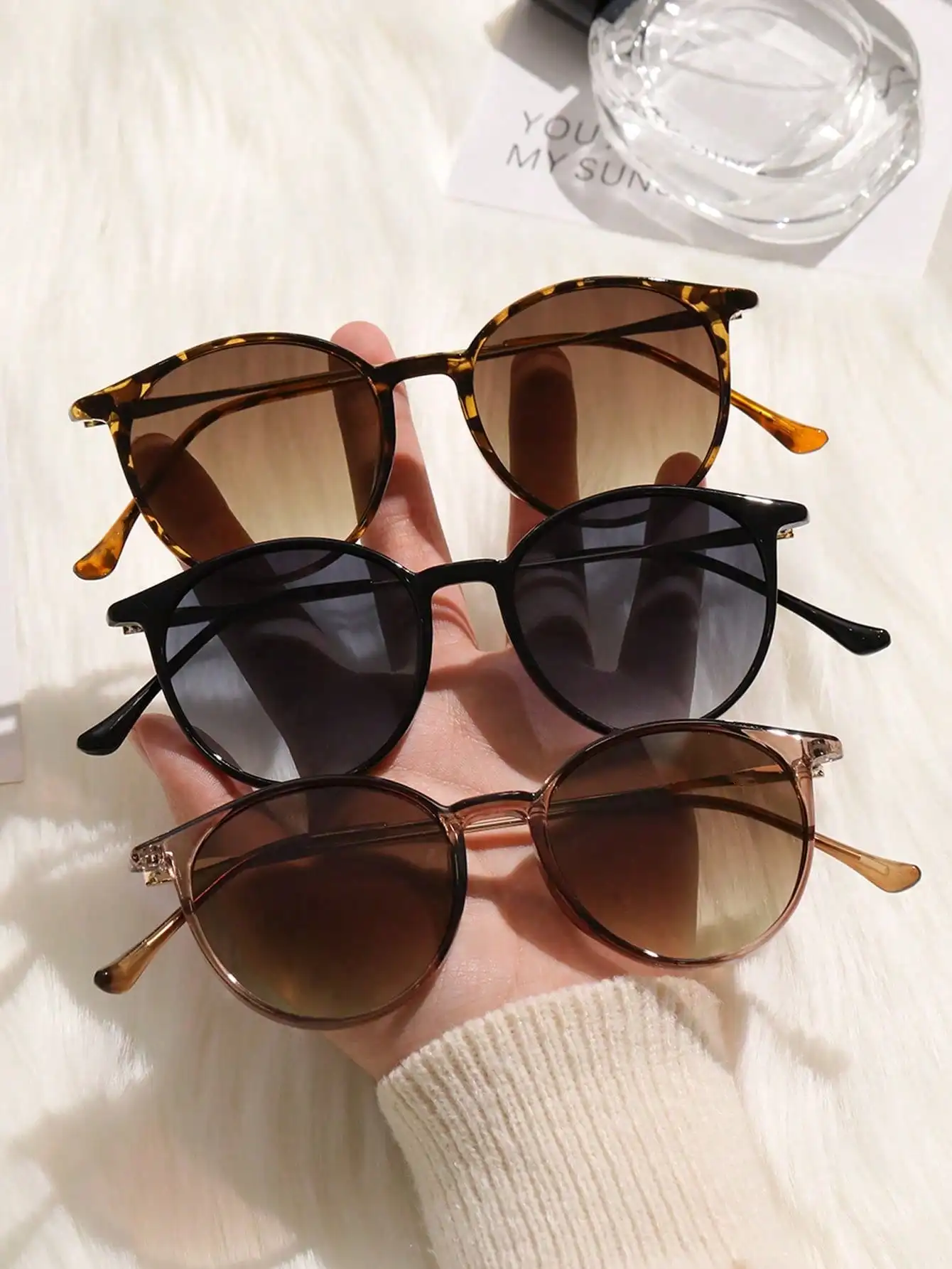 

1 Pair Women's Retro Classic Round Plastic Fashion Glasses , Suitable For Daily Wear And Beach Accessories. This Versatile Is A Basic Style For Women, Can Be Matched With Sweaters, Jeans, Sweatpants, Hoodies, Jackets, Dresses, And Long-Sleeved Shirts, Fas