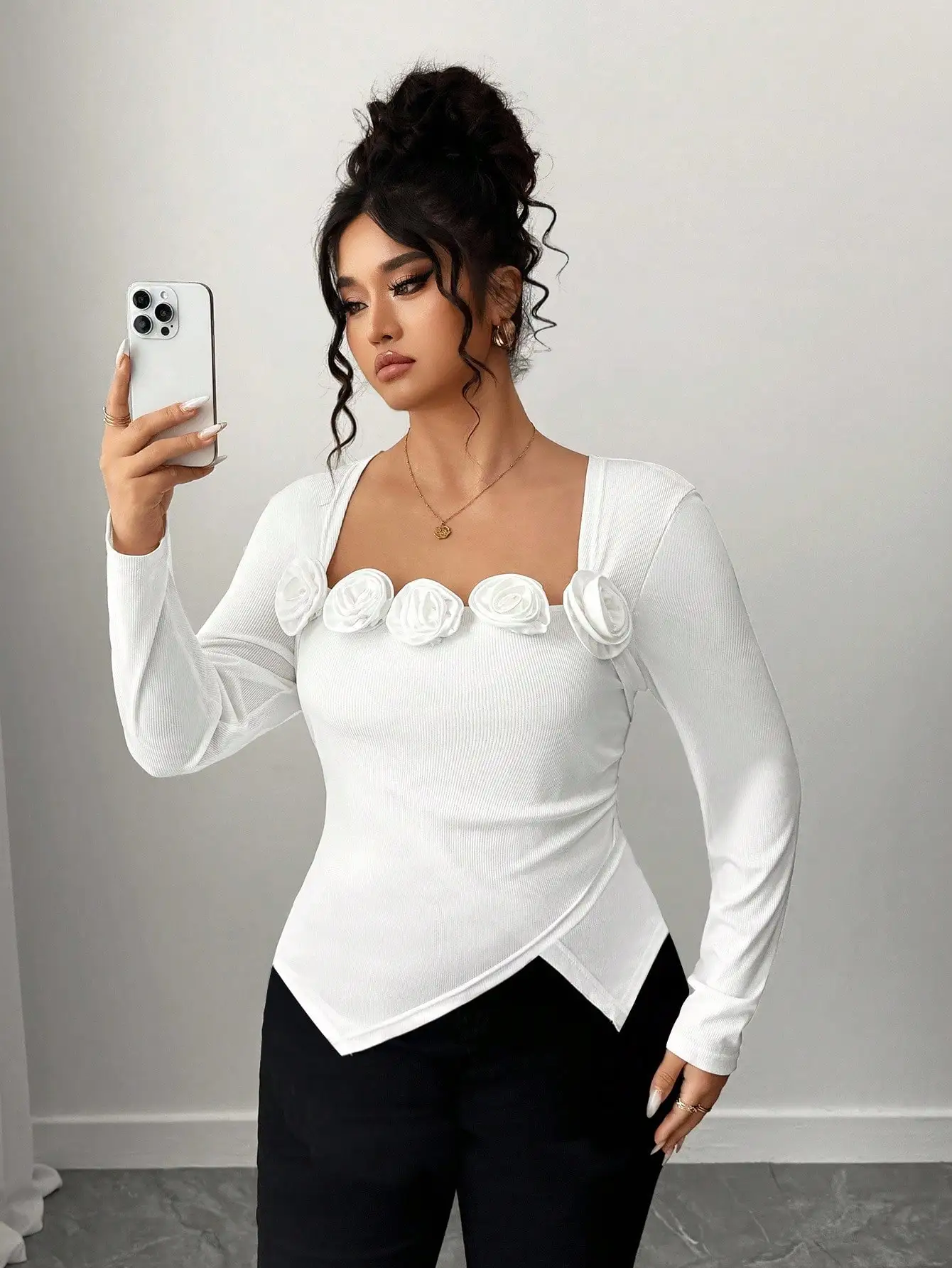 

Elegant Rose Flower Waist-Cinching T-Shirt for Plus-Size Women