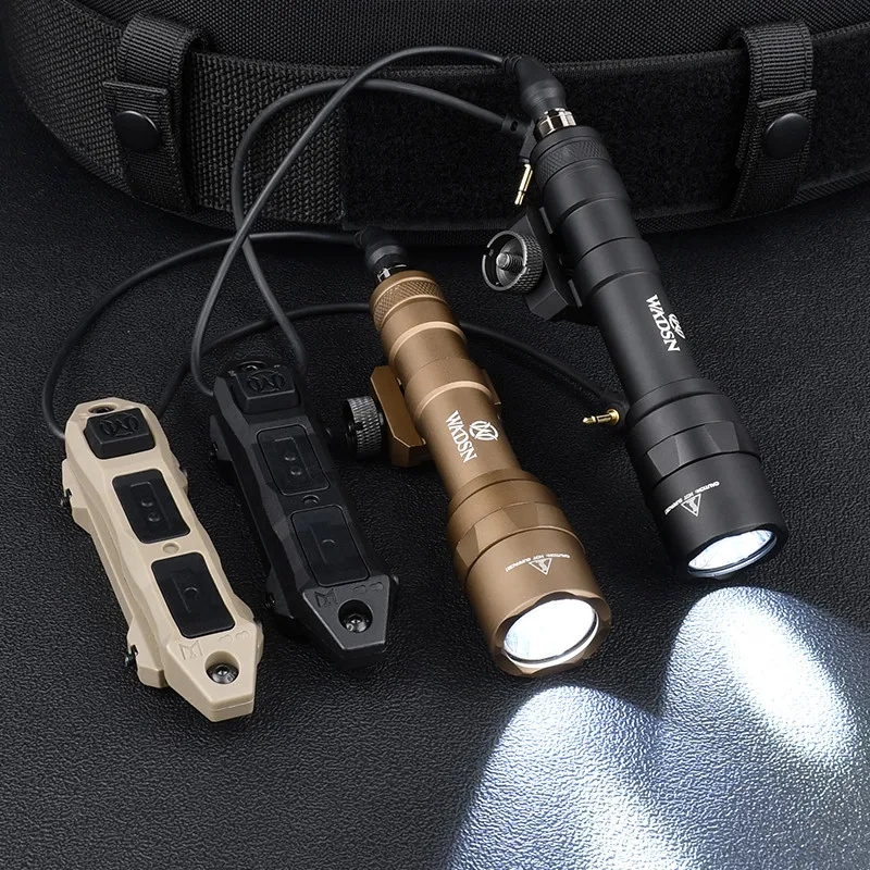 Torcia tattica M600U luce bianca 600lumen pressostato a doppia funzione adatto per accessori softair da caccia su rotaia Picatinny da 20mm