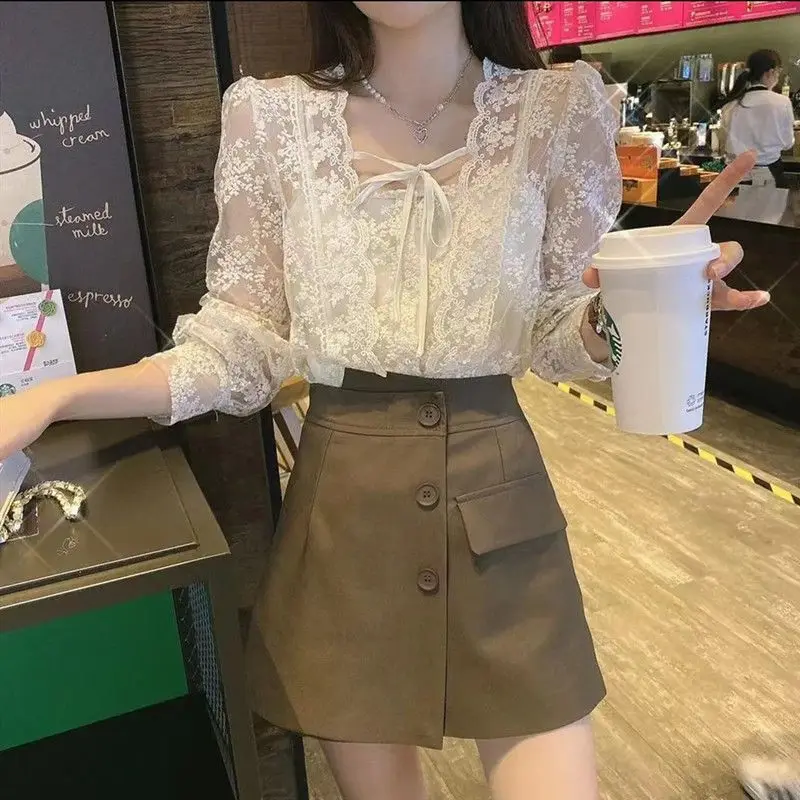 Square Necked Lace Printed Shirt, Women\'s Long Sleeved 2024 Spring And Autumn New Mesh Fashion Lace Design Sense Top