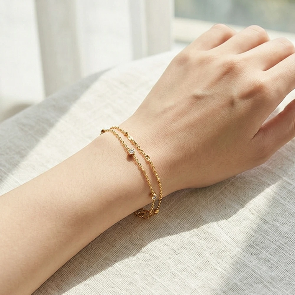 INS Goldfarbene Karabiner-Handkette, Einzigartiger Doppelschichtiger Schmuck mit Fünf Runden CZ-Steinen, Armbänder für Frauen, Modisches Accessoire, Geschenk – Detail 4