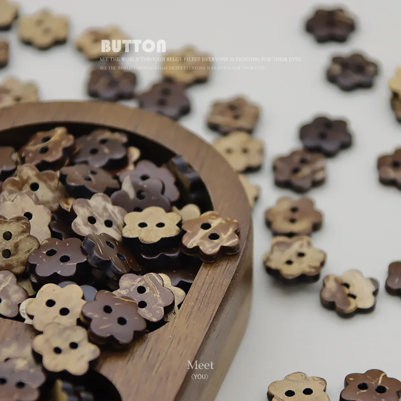 

Flower-patterned coconut shell button tops, sweaters, coats, shirts, blouses, and decorative buttons