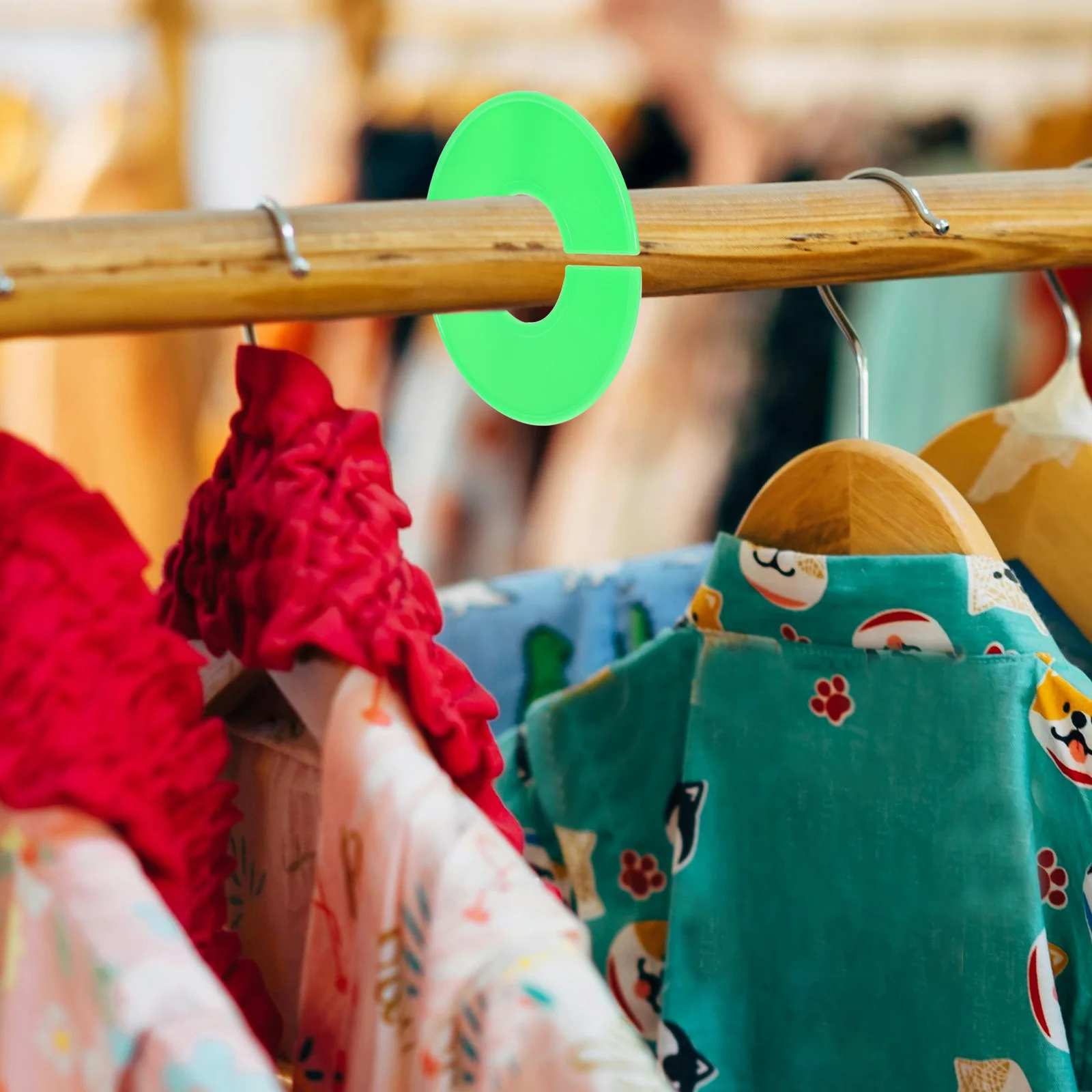 

20Pcs Green Plastic Closet Dividers with Blank Round Labels for Clothing Size Sorting and Wardrobe Organization