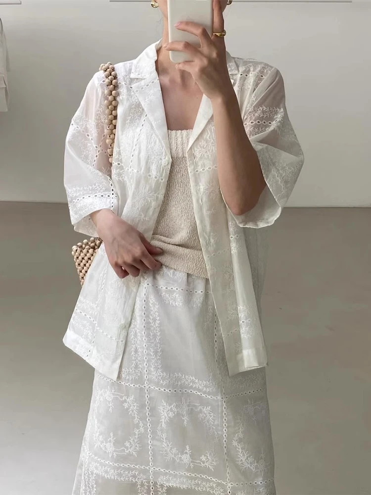 レトロシックな夏の透かし刺繍フックフラワー半袖トップスとハイウエスト万能ミニスカートのセットアップ レディースファッションアンサンブル