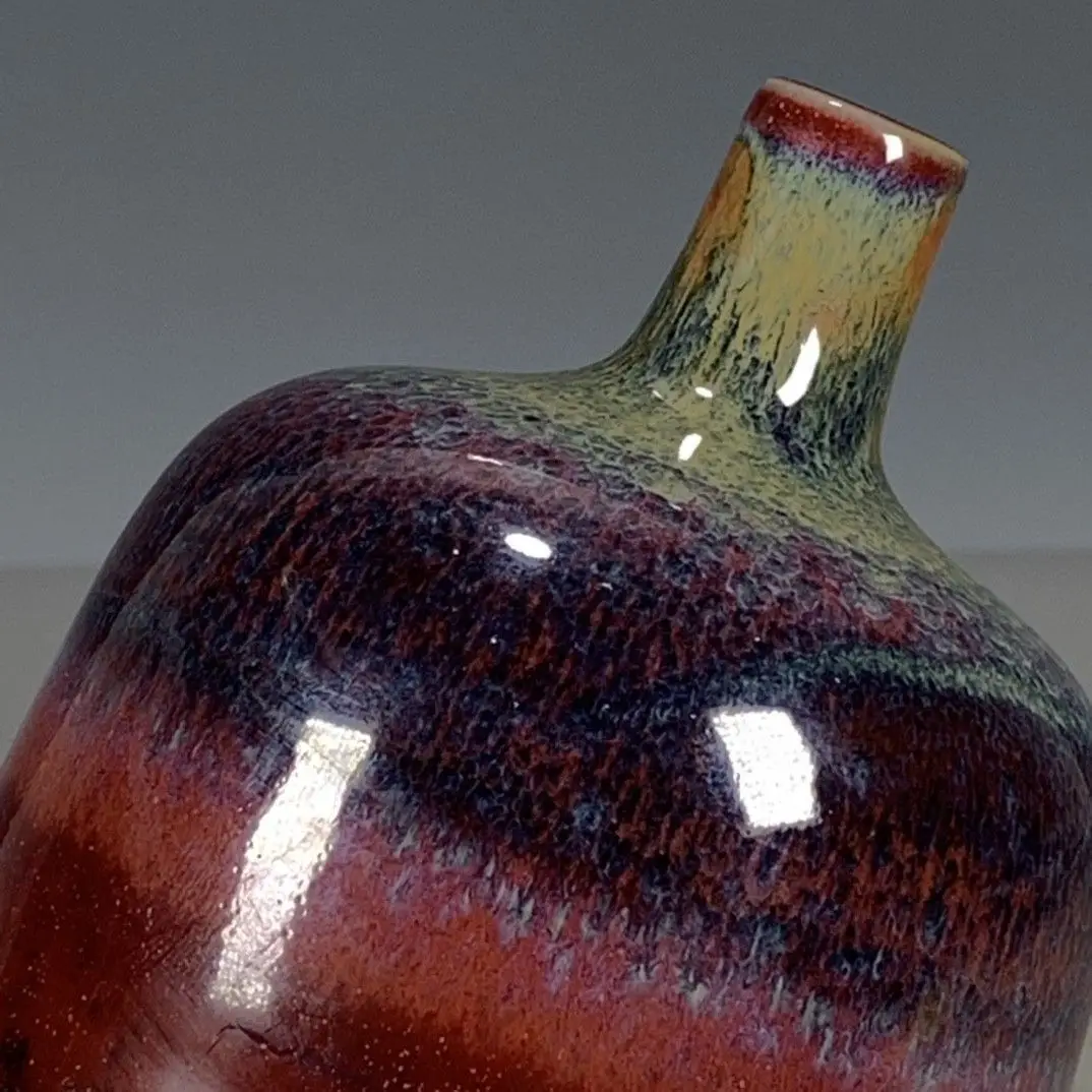 A replica of the Chinese kiln Jun porcelain kiln, with a small mouth for decorative appreciation vases