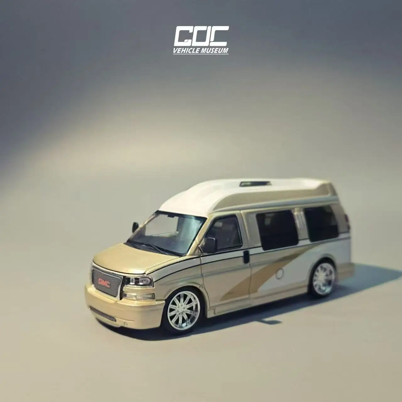 

GOC 1:64 GMC SAVANA Gold Journey Business Motorhome Simulation Alloy Car Model