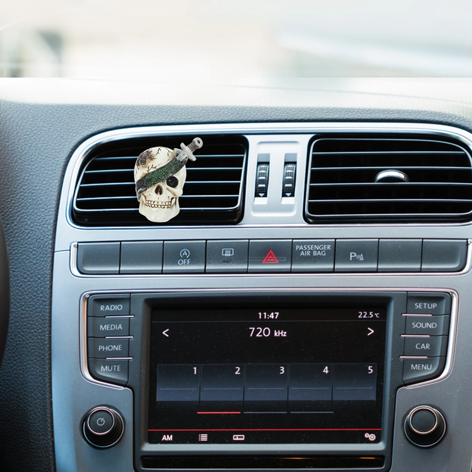 

2pcs Car Vent Aroma Diffuser Decorations Skull Charms Aromatherapy Automotive Air Freshener Perfume Diffuser