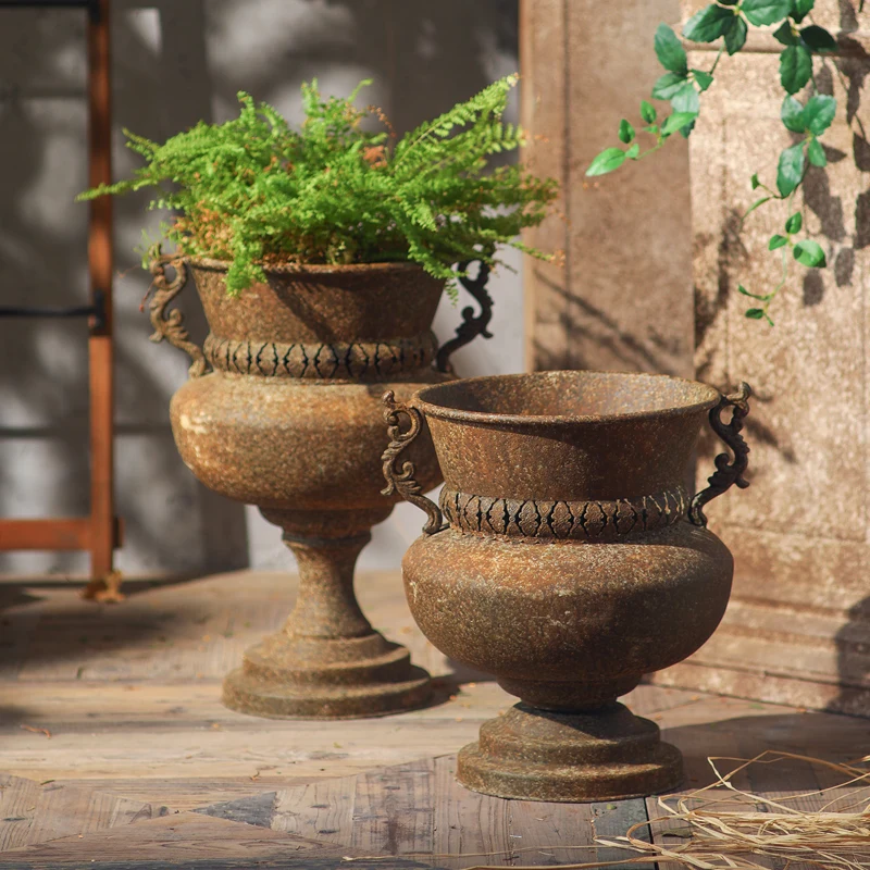 Wrought Iron Vintage-Style Practical Flower Pot, High-Legged Rust-Colored Decorative Flower Pot, Practical Decorative Flower Pot for Balcony, Garden, and Courtyard