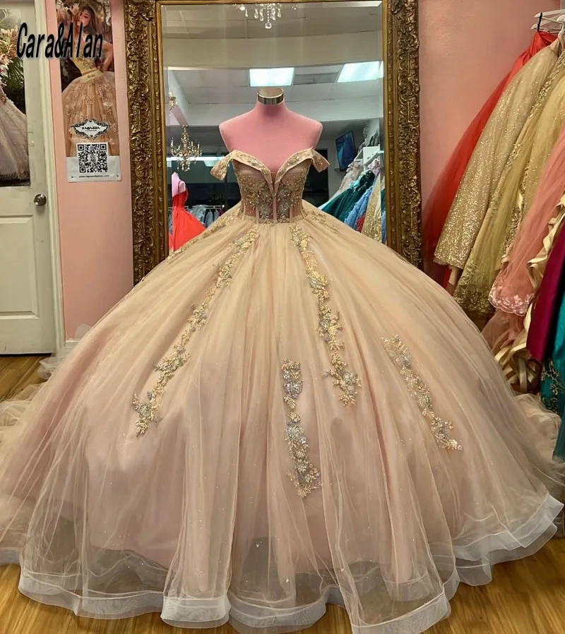 Charro Champagne Quinceanera sukienki Sweetheart koronkowa aplikacja meksykańska Vestidos De 15 Años frezowanie słodka 16 sukienka na konkurs piękności