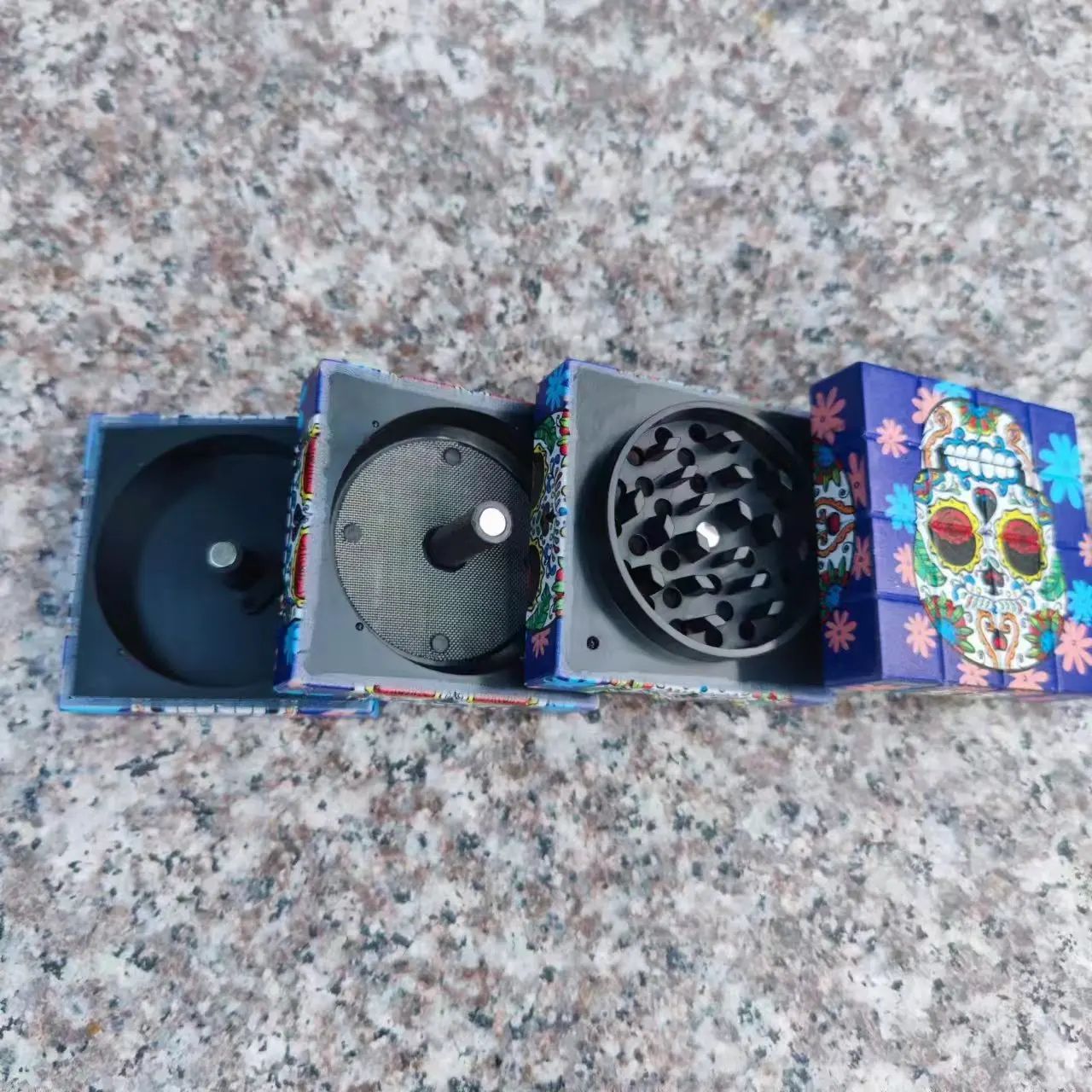 New smoke grinder with a diameter of 58mm, creative cube with multiple patterns, UV color printing, plastic zinc teeth grinder