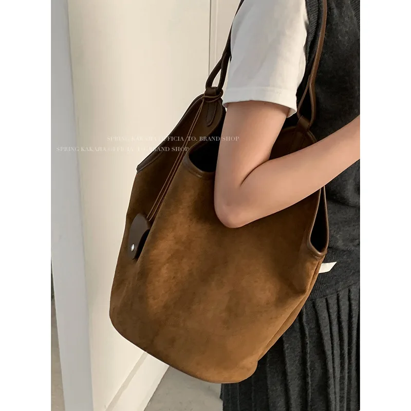 

Женская сумка на одно плечо большой вместимости 2026, модная ретро-сумка, нишевая и универсальная дизайнерская роскошная сумка-тоут