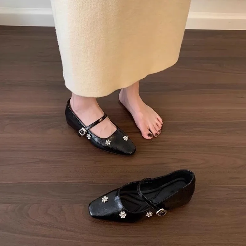 Casual Woman Shoes Square Toe Metal Chain Female Footwear Low Heels Pearl Decorateion Soft Retro Buckle Dress Shoes Beaded