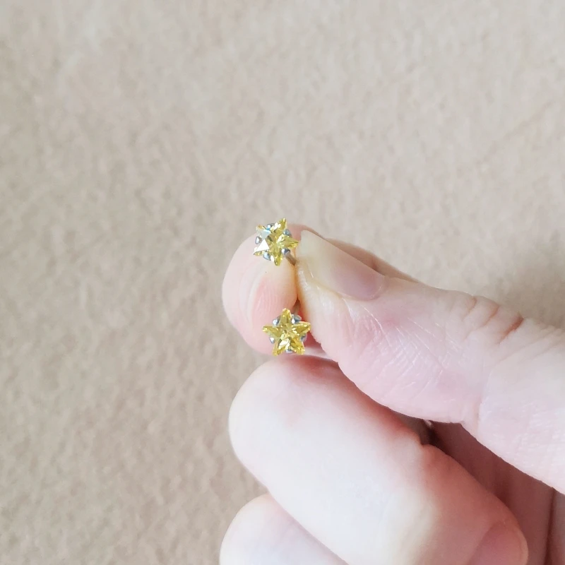 Ein Set 5 mm rote sternförmige Glas-Ohrstecker mit Edelstahlnadel, kurzer Schmuck, keine Allergie – Detail 6