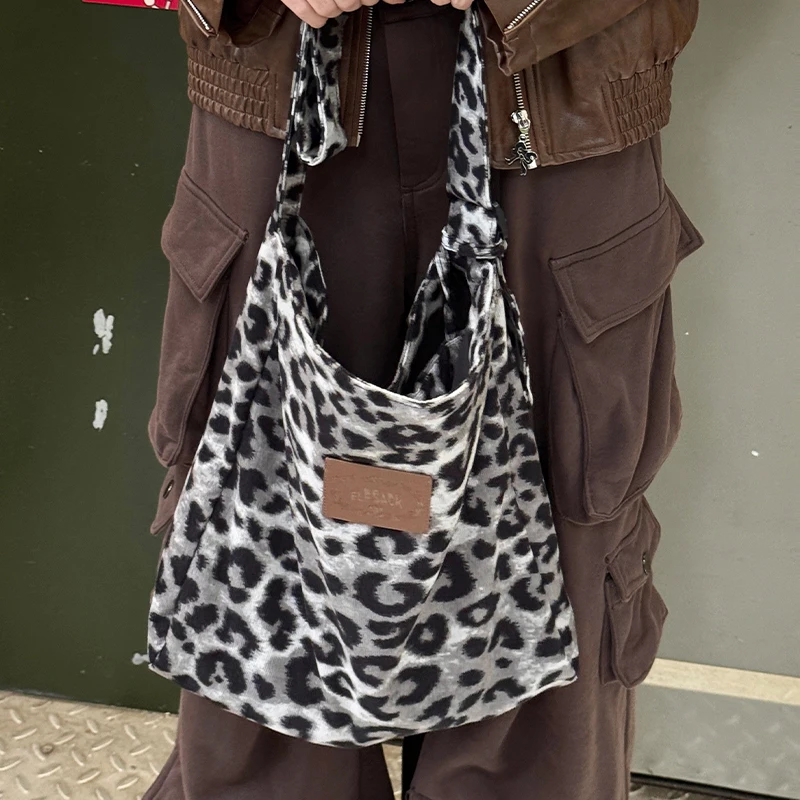 ELFSACK 2025 Winter New Arrivals Leopard-print Canvas Tote Bag For Woman