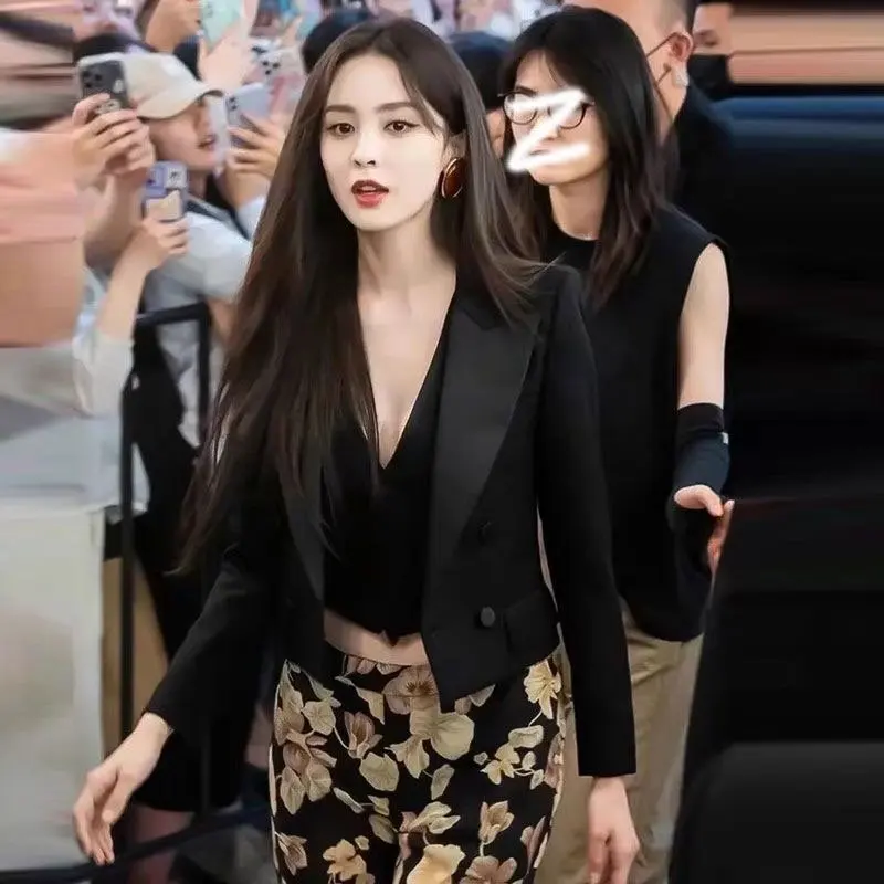 Odpinany damski strój wiązany, modny, dla puszystych, wyjątkowo uroczy, delikatny, z charakterem, z dekoltem hiszpańskim, odporny na mechacenie, przeciwzmarszczkowy, typu latarnia, asymetryczny.