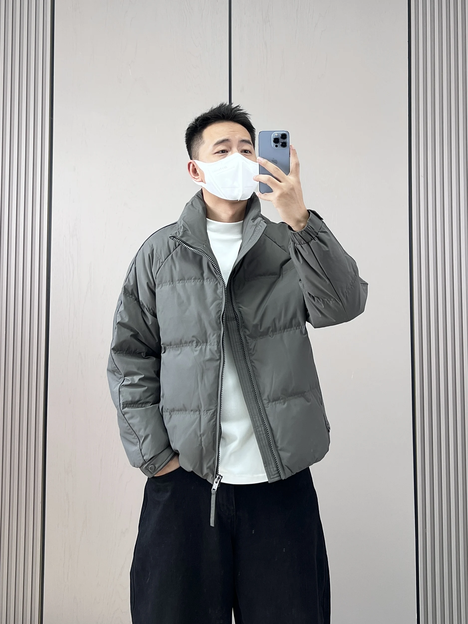 

Высококачественная мужская зимняя повседневная утепленная куртка-пуховик с воротником-стойкой, на молнии, из полиэстера, с наполнителем из белого утиного пуха.