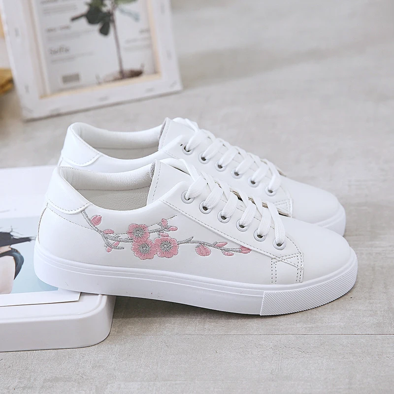 Summer Women Sneakers Fashion Breathble Vulcanized Shoes Pu leather Platform Lace up Casual White embroidered 2020 new hjk8