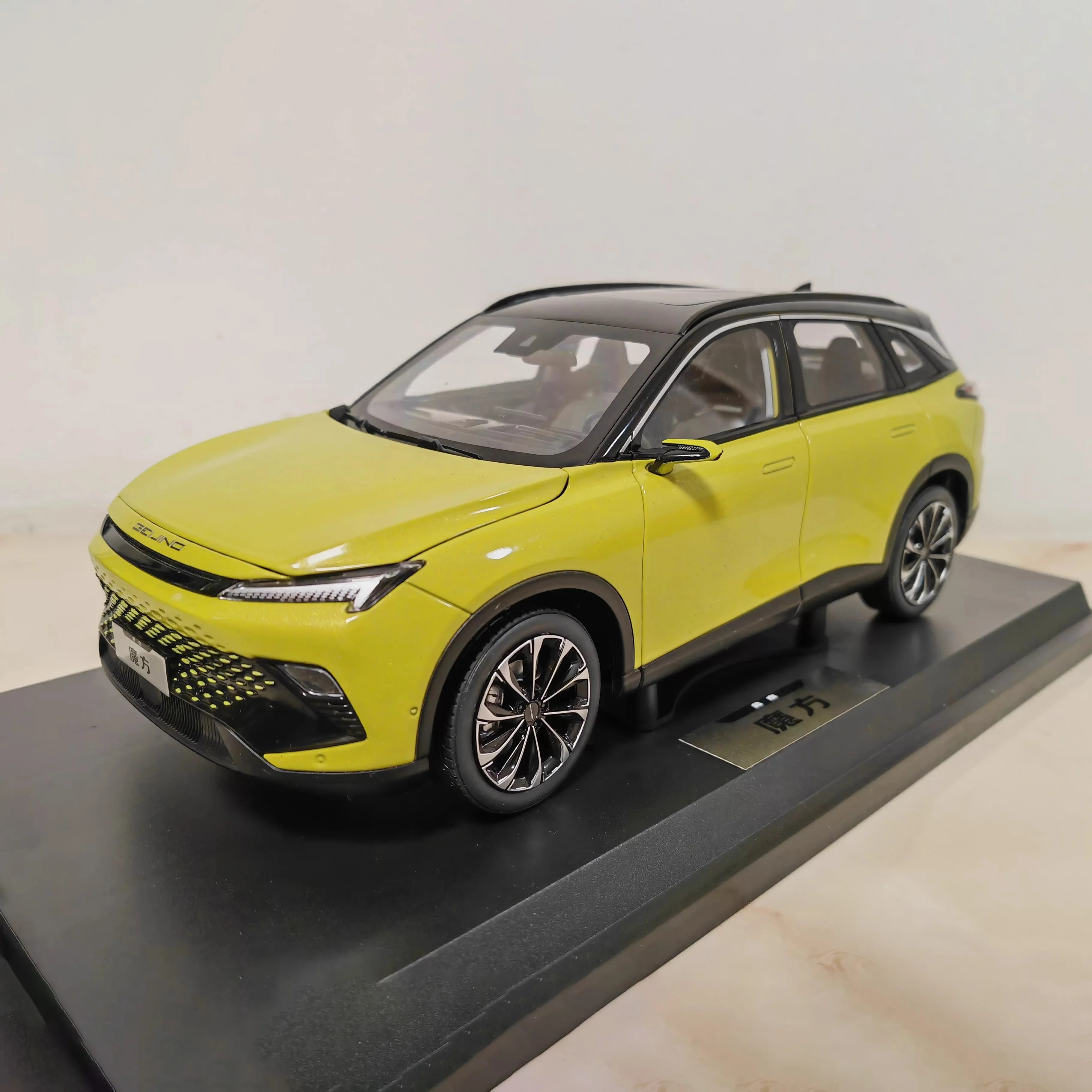 modele-de-voiture-cube-magique-original-de-pekin-vehicule-tout-terrain-baic-suv-1-18-modele-de-voiture-en-alliage