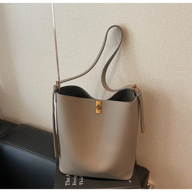 Minimalistische Kamelbraune Kunstleder-Bucket-Bag, genarbte Textur mit Schlossakzent, vielseitige Alltagstasche für Arbeit & Ausflüge – Detail 23