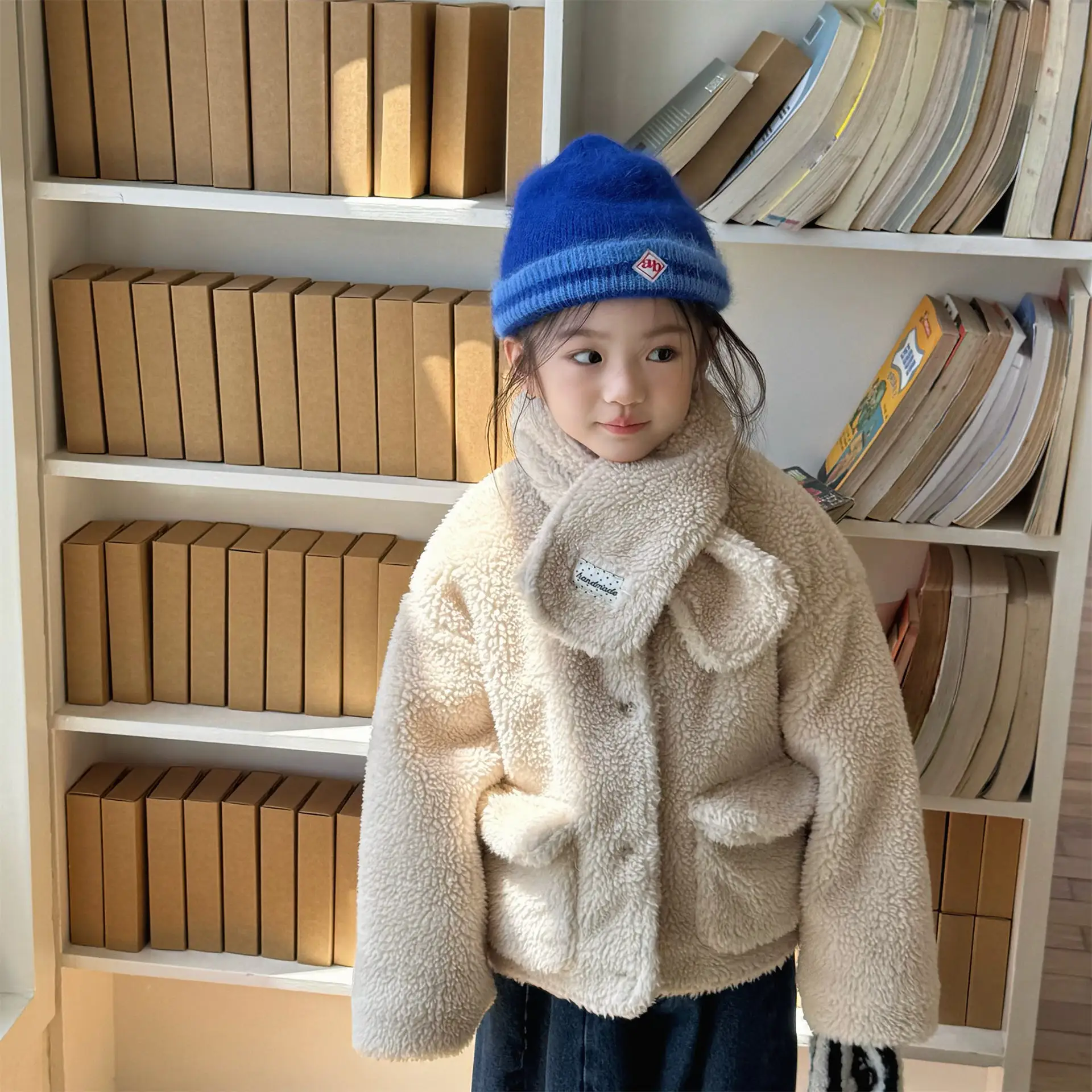 

2025 Winter New Girls Lamb Fleece Coat Winter Scarf Children Cotton Padded Jacket Cute Baby Girl Plus Velvet Thick Coat