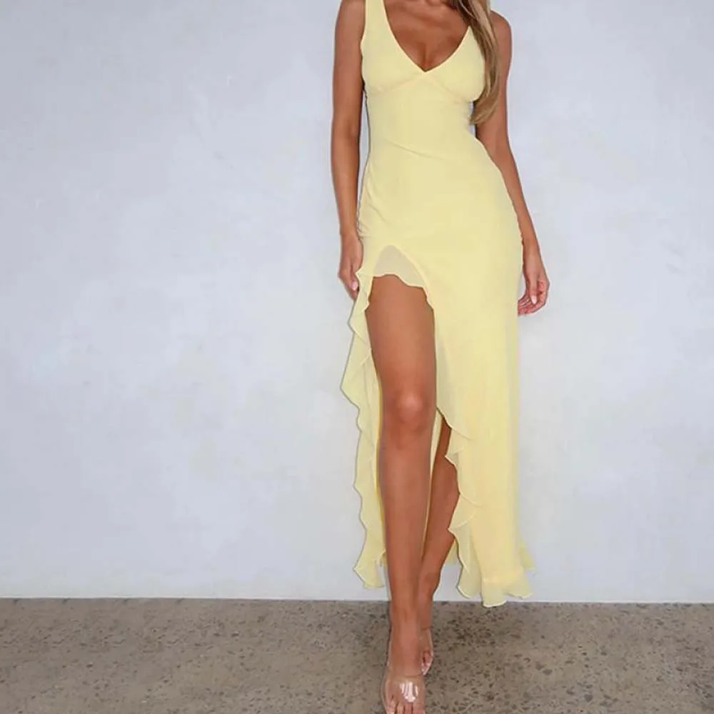 

Женское длинное платье с глубоким V-образным вырезом и оборками