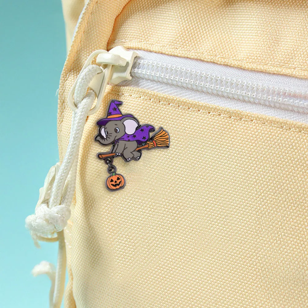 Niedliche Hexen-Elefanten-Emaille-Pin Kürbis-Besen-Brosche für Rucksack Kleidung Halloween-Party Geschenk Abzeichen Accessoire – Detail 5
