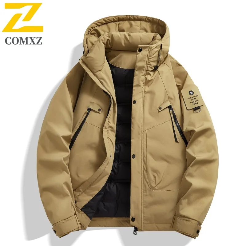 เสื้อแจ็คเก็ต COMXZ 2025 รุ่นกันหนาวแบบมีฮู้ด บรรจุขนเป็ดขาว 50% สไตล์ภูเขา สำหรับกิจกรรมกลางแจ้ง แนวสปอร์ต ลำลอง สำหรับผู้ชาย ให้ความอบอุ่น ป้องกันความหนาว
