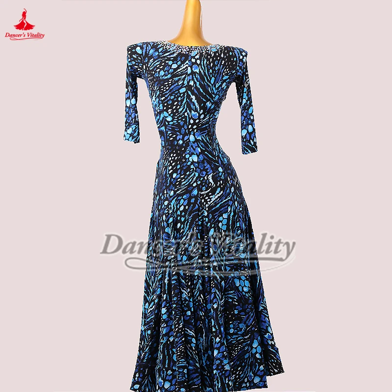 Walzerblaues Muster, halbe Ärmel, Kleider für Damen, maßgeschneidertes Foxtrot-Quickstep-Training und Perform-Outfit, inklusive Brustpolster