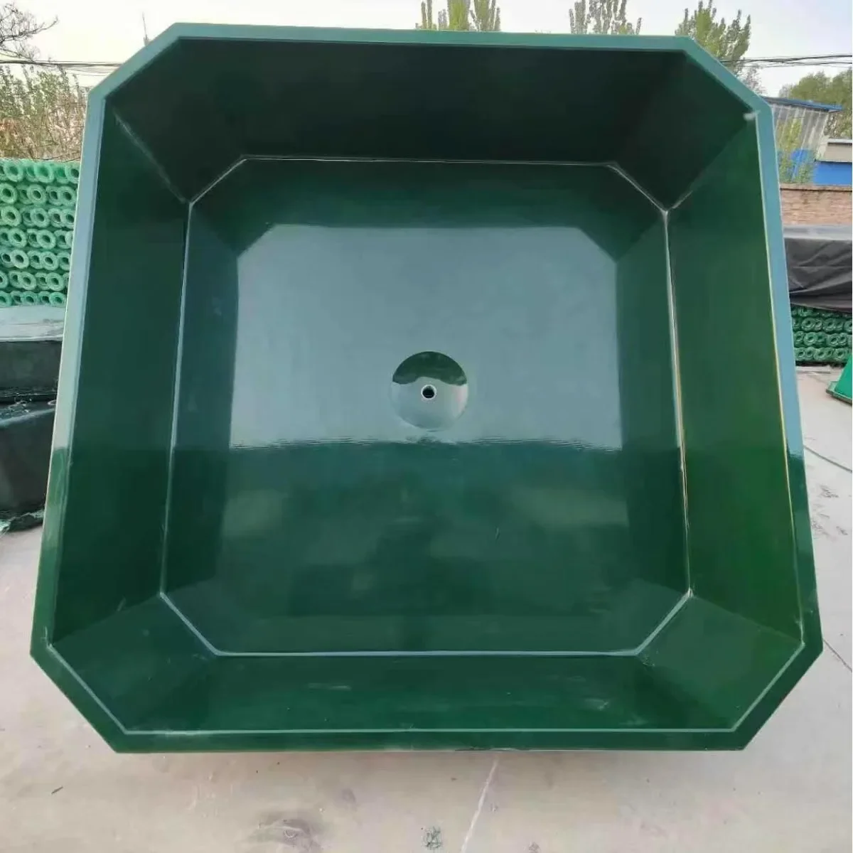 Lightweight round Fiberglass Aquaculture Tank for Koi Pond Fish Culture Smooth Finish Moulding Processing Service Fish Farming