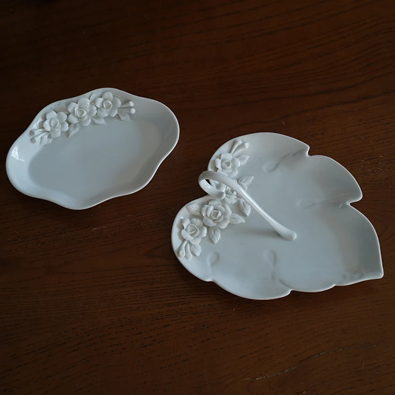 Hand held petal dish, European style cold white shaped ceramic leaves, hand held flower basket, hand held flower dish