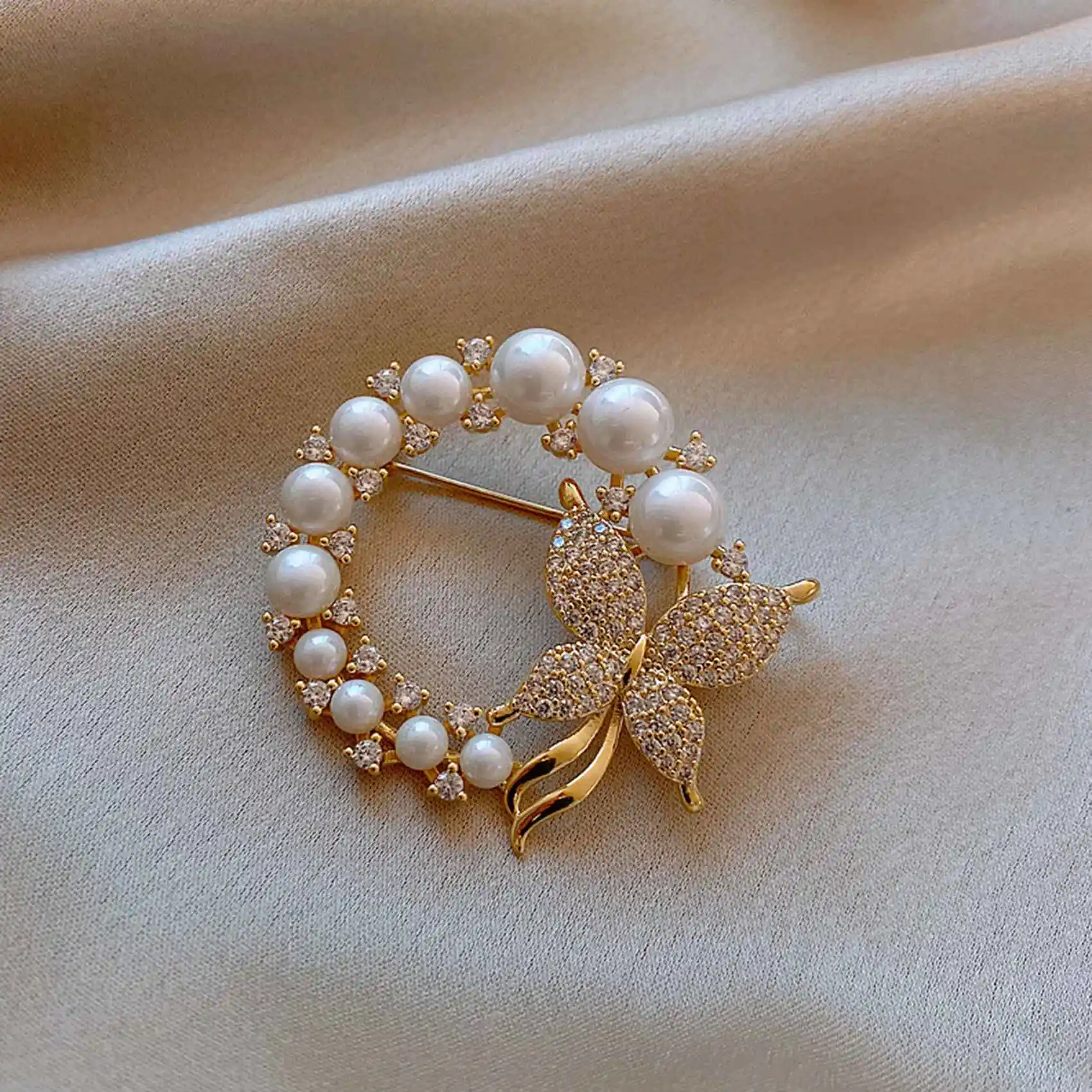 Pearl and Rhinestone Fashion Circle Brooches for Women Baroque Elegant Butterfly Brooch Pins Wedding Gifts