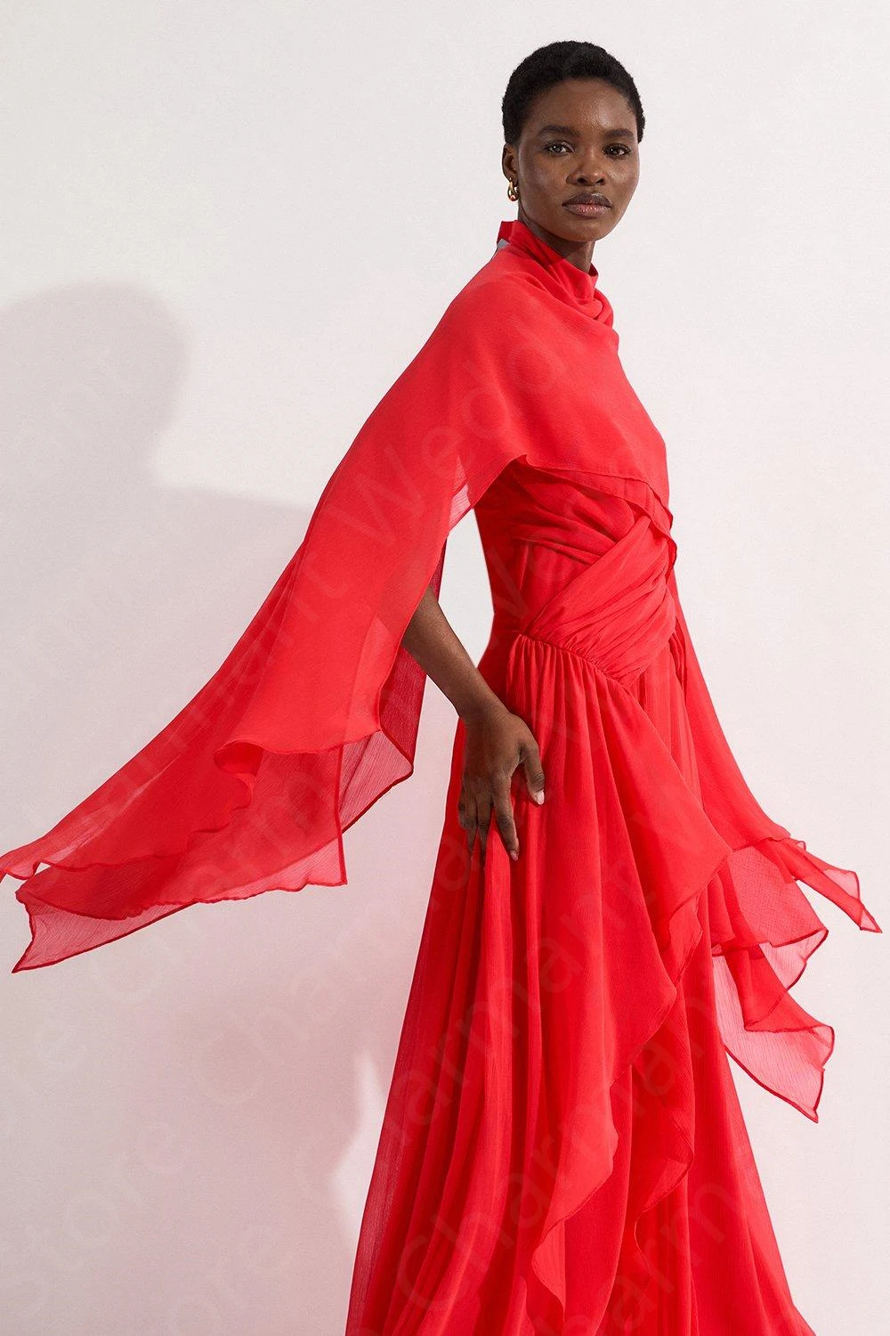 Aangepaste vintage rode avondjurken met cape galajurken hoge hals bruiloftsgastjurken open rug ruches in de uitverkoop