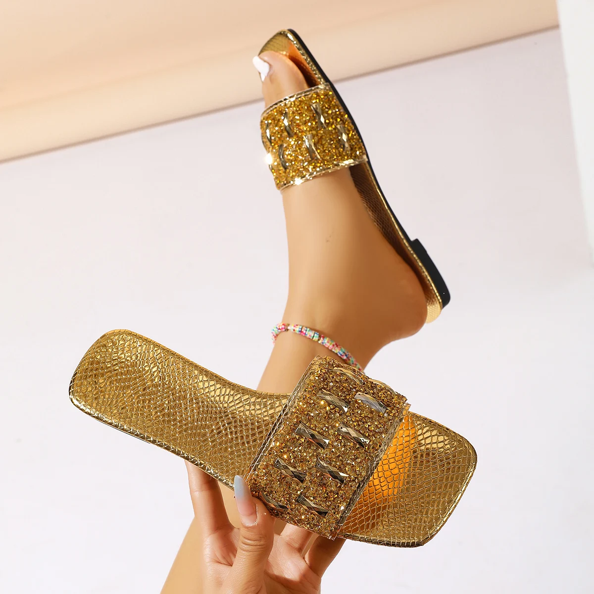 

Женские тапочки, новинка 2025, модные летние тапочки, женские сандалии на плоской подошве со стразами, удобная нескользящая пляжная обувь, домашние шлепанцы, женские шлепанцы