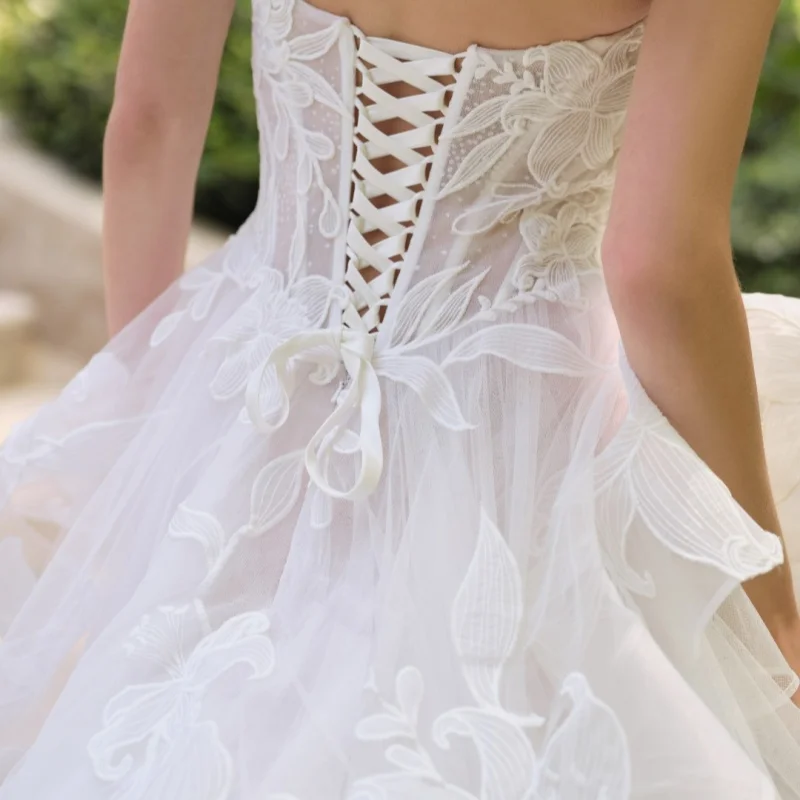 ชุดแต่งงานสีขาว ประดับด้วยลูกไม้ ปักลายดอกไม้ ชุดแต่งงานแบบมีชั้น ทำจากผ้าลูกไม้ ชุดแต่งงานสั่งทำพิเศษ