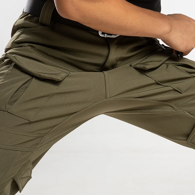 Immagine 3: Pantaloni tattici invernali da uomo, foderati in pile, con molteplici tasche, vita elasticizzata e tessuto resistente all'usura, ideali per escursioni, trekking e campeggio all'aperto.