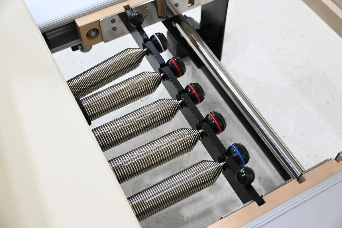 Professional Commercial Reformer Machine with Aluminum Frame and Adjustable Footbar for Studio and Home Gym