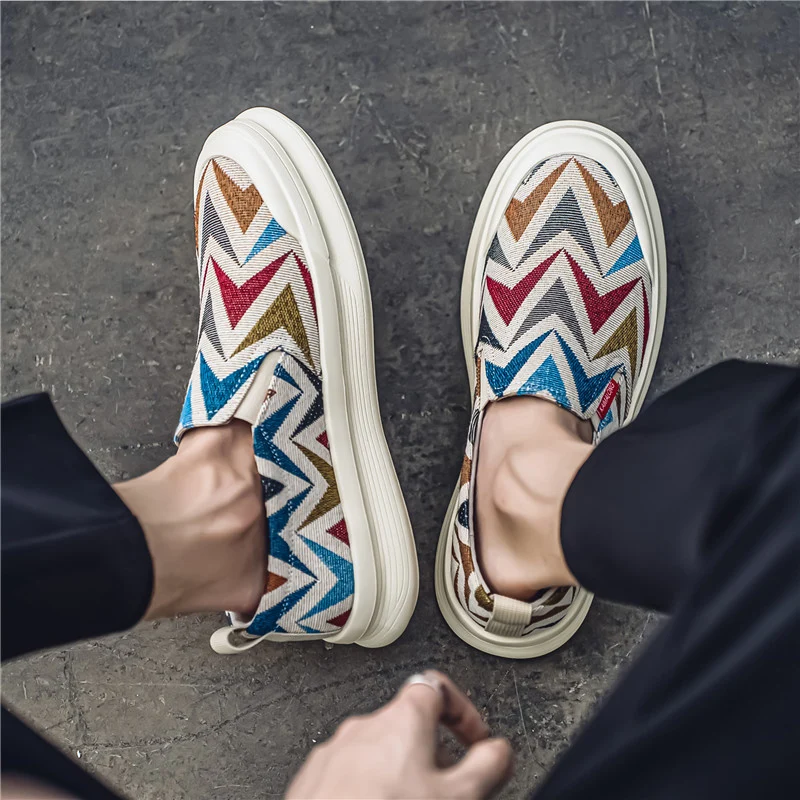 Męskie buty płócienne Letnie oddychające haftowane buty z tkaniny Slip-on Trend Bohemian Board shoes Casual Men Walking Shoes