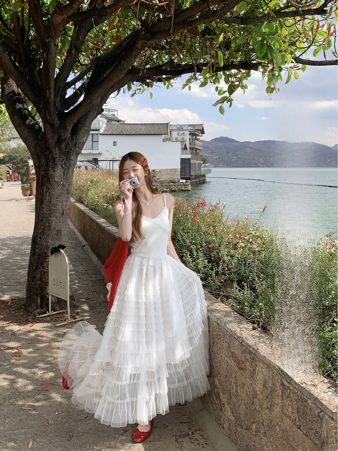 

Летнее пляжное платье Su San San: белое, без бретелек, женственное, из сетки, с длинной юбкой-тортом, из мягкой ткани, без рукавов, с V-образным вырезом