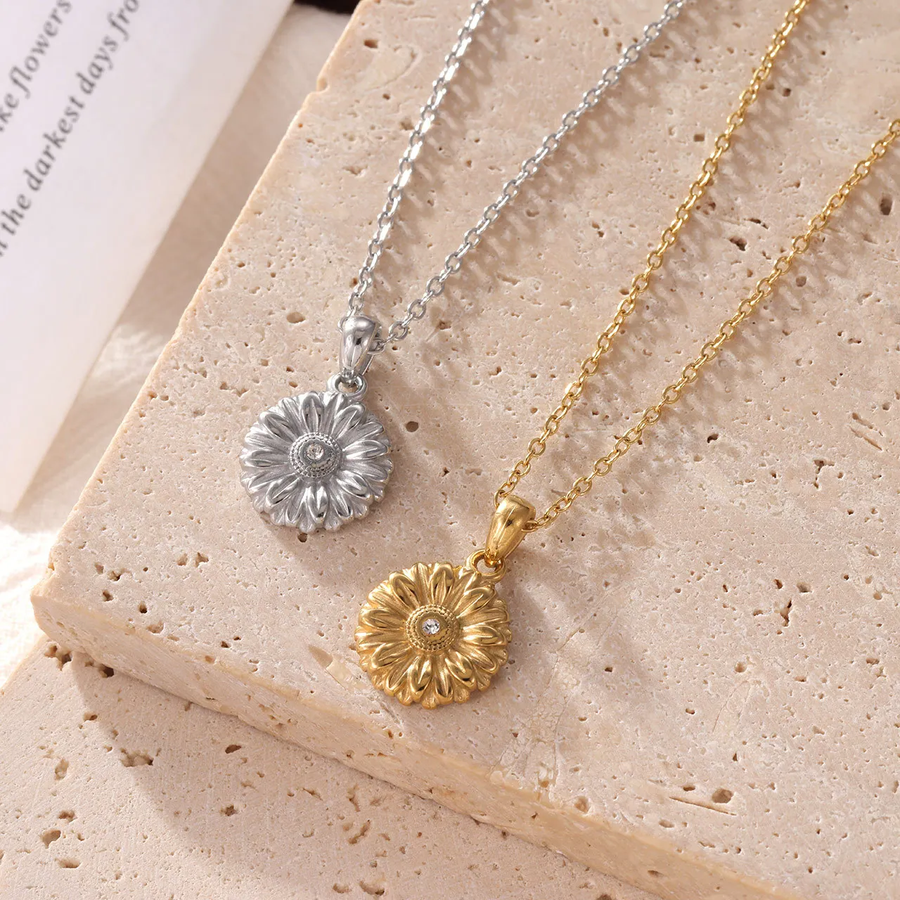 Stainless Steel Vintage Flowers Pendant Daily Chic Necklace 18K Plated Stain Less Metal Neck Fashion Jewelry Waterproof