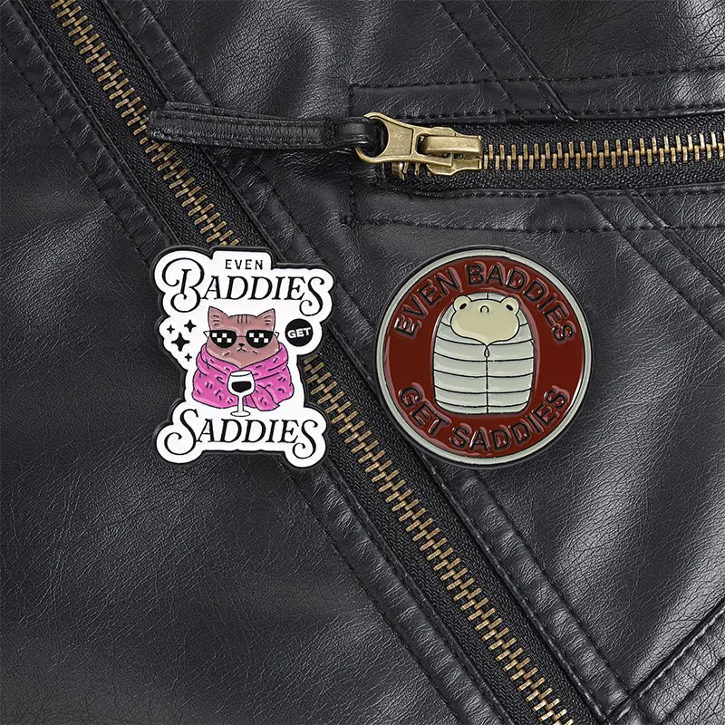 Même les méchants ont des sentiments : Badge en émail Duo Sunglasses Kitten et Pochette Snuggle pour les exprimants de sentiments sincères, style streetwear