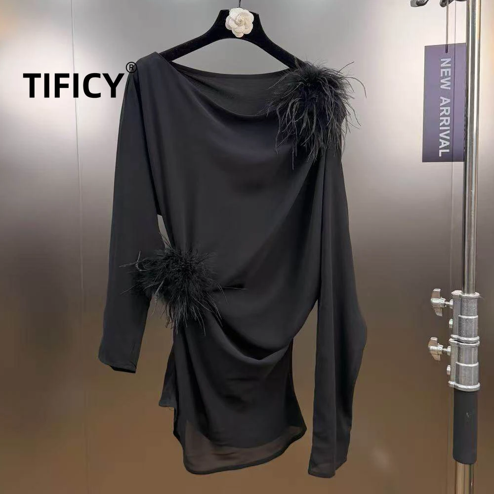 

Блузка женская весенняя в стиле легкой роскоши, с косым вырезом на плече, длинными рукавами, отделкой из страусиного пера и завышенной талией.