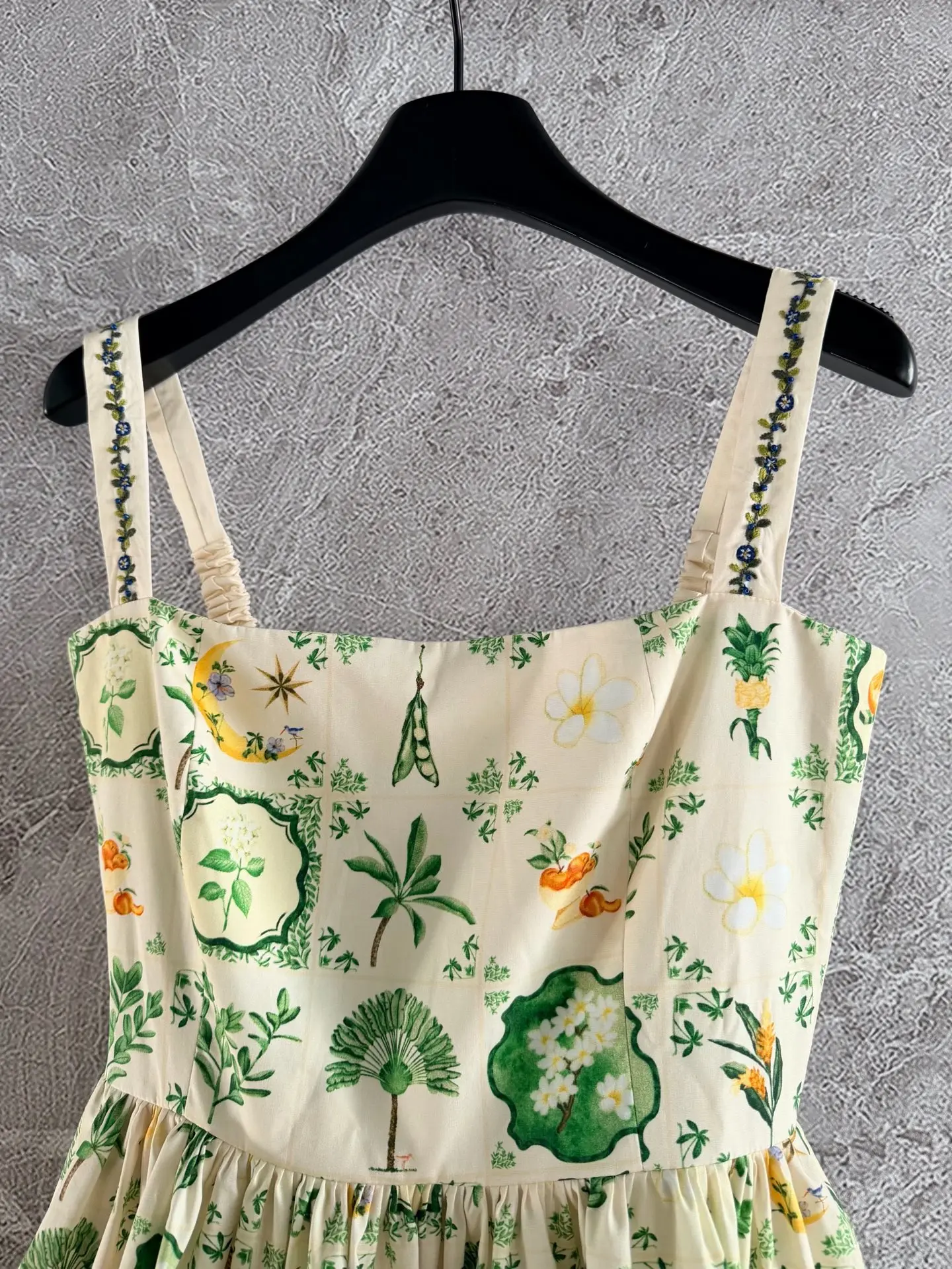 2026 ใหม่ ชุดเดรสสั้นแขนกุดลายดอกไม้สีเขียวสำหรับผู้หญิงที่สง่างามสำหรับวันหยุด